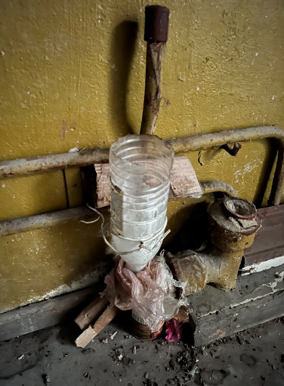 Залишки каналізаційної труби, яку бранці використовували замість туалету. Фото: Олег Батурін/ЦЖР