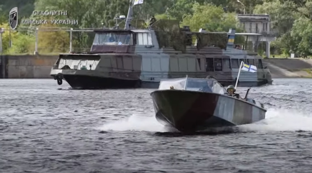 Катери річкової флотилії на Дніпрі. Кадр з відео Сухопутних військ України