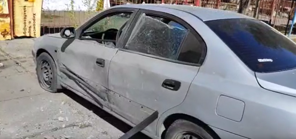 Машина співробітника Каховської окупаційної адміністрації після удара дроном 5 квітня