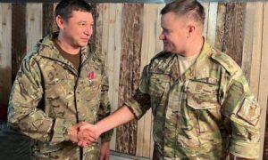 Командувач групи військ “Центр” Андрєй Мордвічєв вручає орден Мужності орден Мужності Євгєнію Пєрвишеву. 2023 рік, Фото: соцмережі