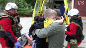 Херсонські рятувальники надають допомогу дітям, які постраждали від ударів російських КАБів по житлових кварталах міста 15.05.2024 р. Фото: ІРС-Херсон