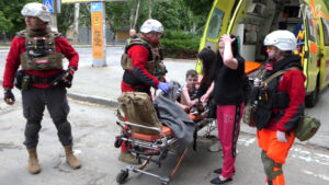 Херсонські рятувальники надають допомогу дітям, які постраждали від ударів російських КАБів по житлових кварталах міста 15.05.2024 р. Фото: ІРС-Херсон