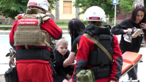 Херсонські рятувальники надають допомогу дітям, які постраждали від ударів російських КАБів по житлових кварталах міста 15.05.2024 р. Фото: ІРС-Херсон