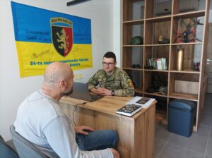 Василь Дзеса в Центрі рекрутингу 24 ОМБр. Фото ЦЖР