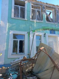 Віночок на розбитому вікні першого поверху розбитої школи під час окупації, 2022 рік. Фото надала Інна Сезоненко