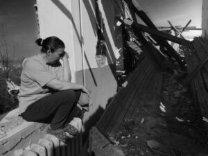 Інна Сезоненко на руїнах школи. Фото надане Інною Сезоненко