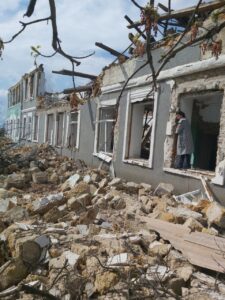 Інна Сезоненко на руїнах школи. Фото надане Інною Сезоненко