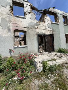 Зруйнований будинок культури і бібліотека в Раківці. Фото: Олег Батурін/ЦЖР