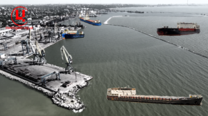 Піратський флот Росії в Маріуполі.  Колаж: investigator.org. .ua