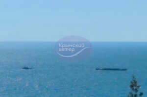 Буксир біля південного узбережжя Криму тягне чергову баржу до Керченської протоки. 21.06.2024 р. Джерело фото: https://t.me/Crimeanwind  