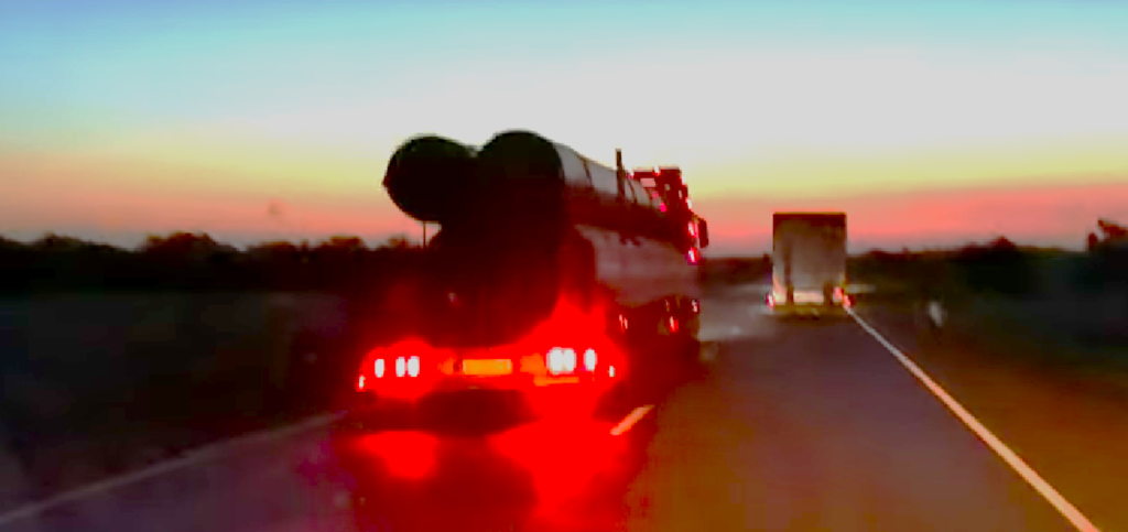 Вантажівка з трубами рухається вночі по сухопутному коридору Росії. Фото: соцмережі
