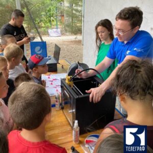 Андрєй Шакулов, керівник МГЕР в Чувашії, учасник війни проти України, вчить дітей з ТОТ України друкувати деталі для БпЛА . серпень 2024 р. Фото: соцмережі