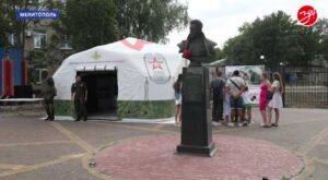 У Мелітополі встановлені шатра, де перехожих агітують за вступ до армії РФ по контракту