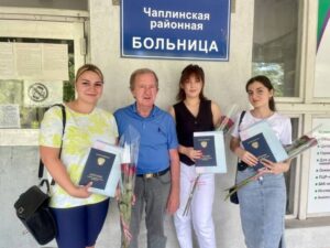 “Директор” коледжу Олександр Бойко та випускники 2024 року. Фото: відкриті джерела