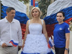 Олена Терських (у центрі) на святкуванні дня російського прапора, серпень 2024 року. Фото з окупаційних пабліків