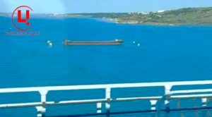 Перша захисна баржа біля Керченського мосту. 7 травня 2024 р. Фото: соцмережі