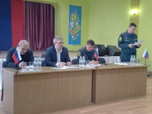 Юрій Єрємєєв - другий ліворуч - на нараді в Тавричанці у березні 2025 року. Фото з окупаційних пабліків