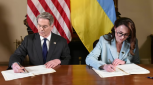 Міністерка економіки України Юлія Свириденко та міністр фінансів США Скотт Бессент підписують угоду щодо мінералів. Фото з Facebook Свириденко