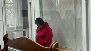 Підозрювана у нападі на Стерненка у суді. Фото: Суспільне Новини