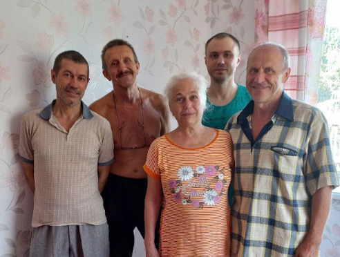 Олексій Барчук, Олег Самотой, Лідія Подозерська, Сергій Барчук і Артем Барчук після виходу на свободу, 2023 рік. Фото з сімейного архіву