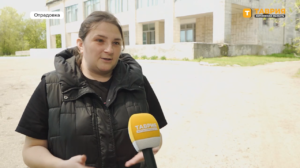 Колаборантка Олександра Леона біля будинку культури в Одрадівці, скріншот відео