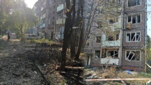 Пошкоджений будинок у Чернігові внаслідок комбінованої повітряної атаки по місту 6 червня. Facebook-сторінка Олександра Ломака