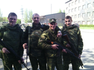 Олександр Черенков зі Сніжного (другий праворуч), якому мали винести вирок, разом з іншими бойовиками «ДНР», серпень 2015 року. Фото з соцмережі