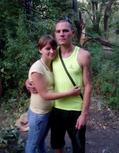 Олександр Черенков зі Сніжного з цивільною дружиною, на його лівій руці добре помітне татуювання, серпень 2015 року. Фото з соцмережі