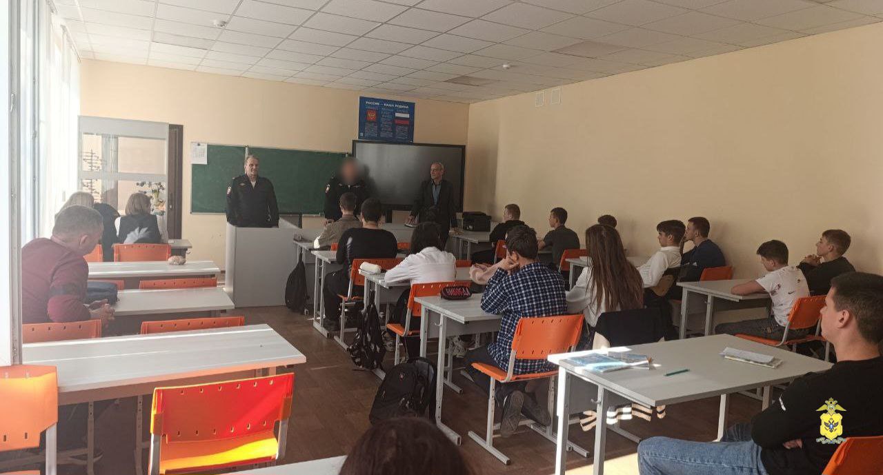 Сергій Боган на зустрічі в окупаційній школі в Каланчаку, листопад 2024 року. Фото з місцевих пабліків