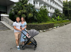 Учасник “СВО” Алєксєй Вілков з сімʼєю в санаторії ім. Кірова, 2025 р. Фото: bbratstvo.com