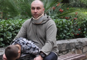 Боєць НЗФ “батальйон “Восток”з позивним “Санич” в санаторії ім. Кірова, 2023 р. Фото: скріншот з відео “СВОИМ”