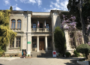 Адміністративний корпус санаторію ім. Кірова - одна із будівель садиби княгини Барятінской “Сельбілляр” (архітектор Ніколай Краснов). Фото: соцмережі