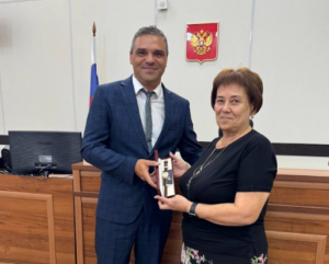 Ігор Дегтярьов і Галина Семічева, консультантка “Бахчисарайского районного суда”, вересень 2025 року. Фото з окупаційних джерел