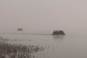 Морські піхотинці десантуються на острови поблизу лівого берега на Херсонщині, 14 жовтня 2023 року. Без утримання плацдармів і понтонних переправ, єдиний варіант перевезення людей і боєкомплекту — малогабаритними човнами. Фото: AP Photo/Alex Babenko