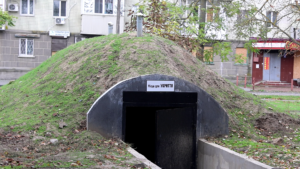 Напівпідземне укриття в Херсоні. Фото: ЦЖР. Жовтень 2025 року