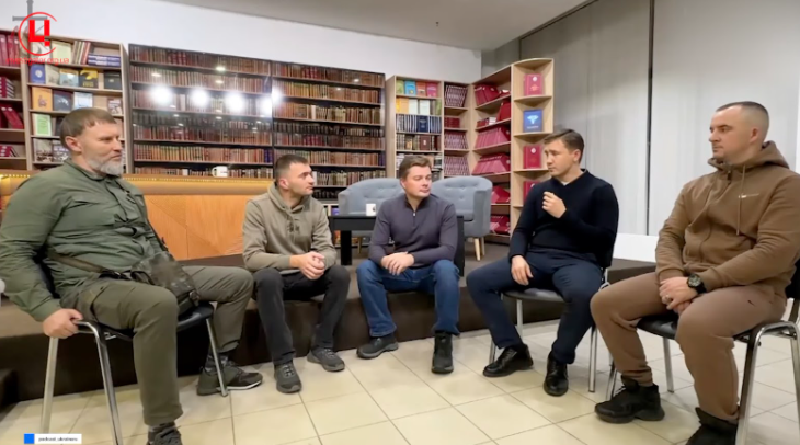 Дмитро Василець (другий праворуч), Олександр Семченко (в центрі). Скріншот відео ТГ-каналу “Батальон им. Максима Кривоноса - Путь воли”