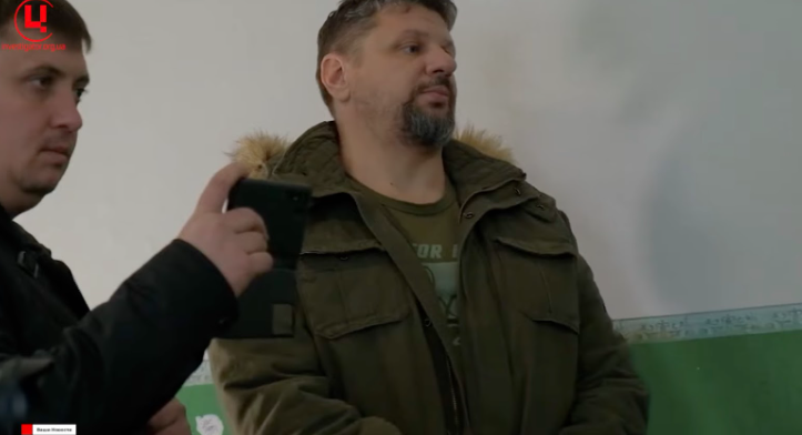 Олег Морянін на зустрічі іноземних журналістів з українським військовополоненим. Скріншот відео “Ваши новости”