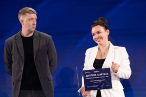 Головний редактор “Ваши новости” Іван Андрєєв отримує премію “Патриот-2024 ” за прес-тури іноземців на ТОТ України. Фото: Ваши новости