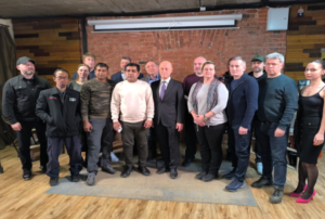 Алєксандр Бабаков (в центрі) на зустрічі з журналістами в Москві. Фото: RusNewsDay