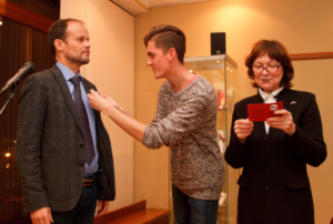 Хаукур Хаукссон отримує медаль “За дружбу між Росією та Ісландією”. Фото: Общество дружбы Россия-Исландия