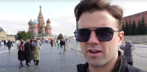 Джексон Хінкл у Москві. Скріншот: youtube.com/@TheDivewithJacksonHinkle