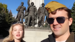 “Мисс Россия-2022” Анна Ліннікова та американський блогер Джексон Гінкл у Москві. 2023 рік. Фото: скріншот відео Russian Accent