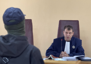 Суддя Нововоронцовського районного суду заслуховує потерпілого. Фото: Олег Батурін/ЦЖР