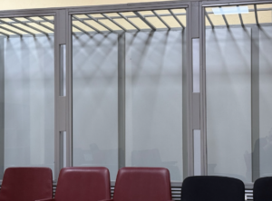 Порожній “акваріум” у справі за обвинуваченням Дмітрія Лайкова. Фото: Олег Батурін/ЦЖР