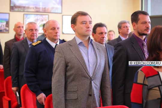 Роман Романов (крайній зліва на передньому плані), колаборант, керівник Керченського філіалу НИКИМП. фото: kerch.com.ru
