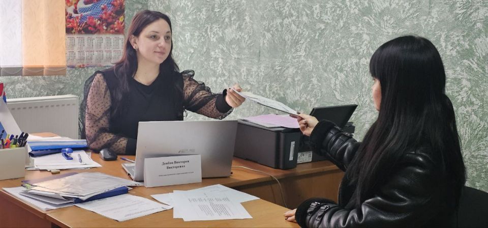 Вікторія Довбня на посаді гауляйтерки села Дудчине. Фото з окупаційних пабліків