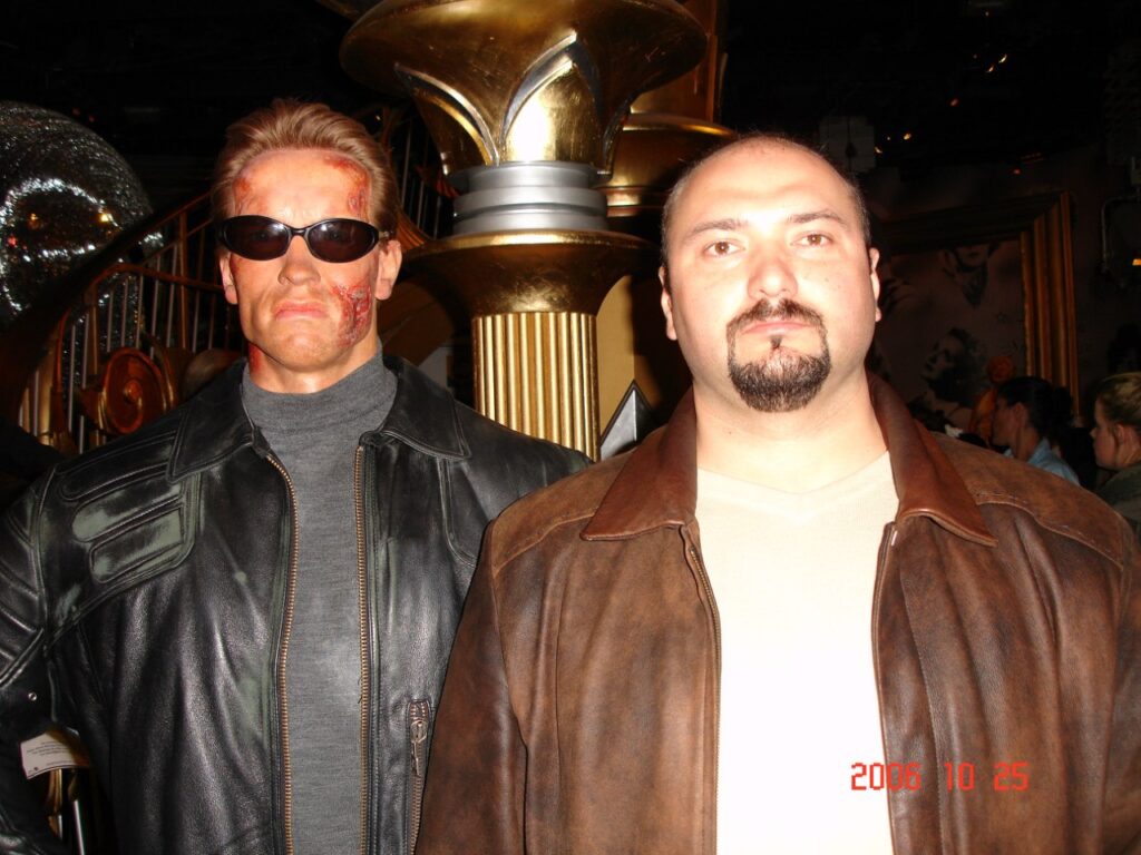 Юрій Огурцов, засуджений за катування людей в “Ізоляції” у Донецьку, 2006 рік з термінатором Арнольдом Шварценеггером The Terminator (персонаж T-800) Arnold Schwarzenegger as the Terminator. Фото з соцмережі