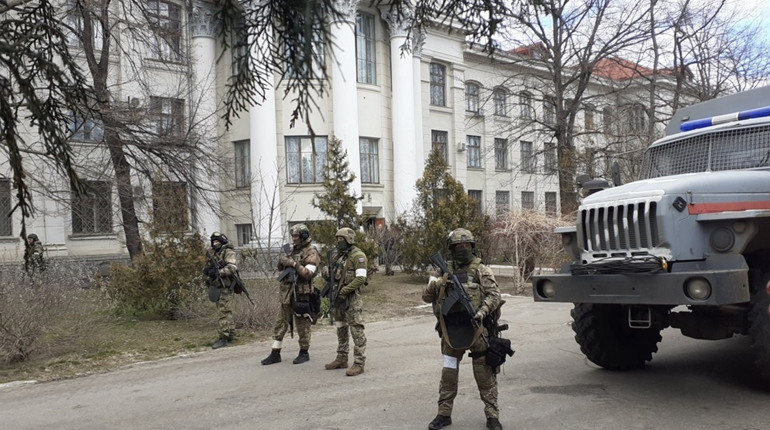 Розгон російськими окупантами мирного мітингу в Новій Каховці, березень 2022 року. Фото: NovaKahovka.City