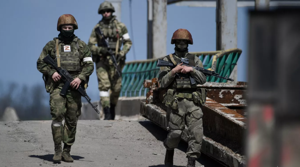 Військовослужбовці Росгвардії біля гідротехнічної споруди Північно-Кримського каналу на окупованій Херсонщині. Фото: РИА Новости