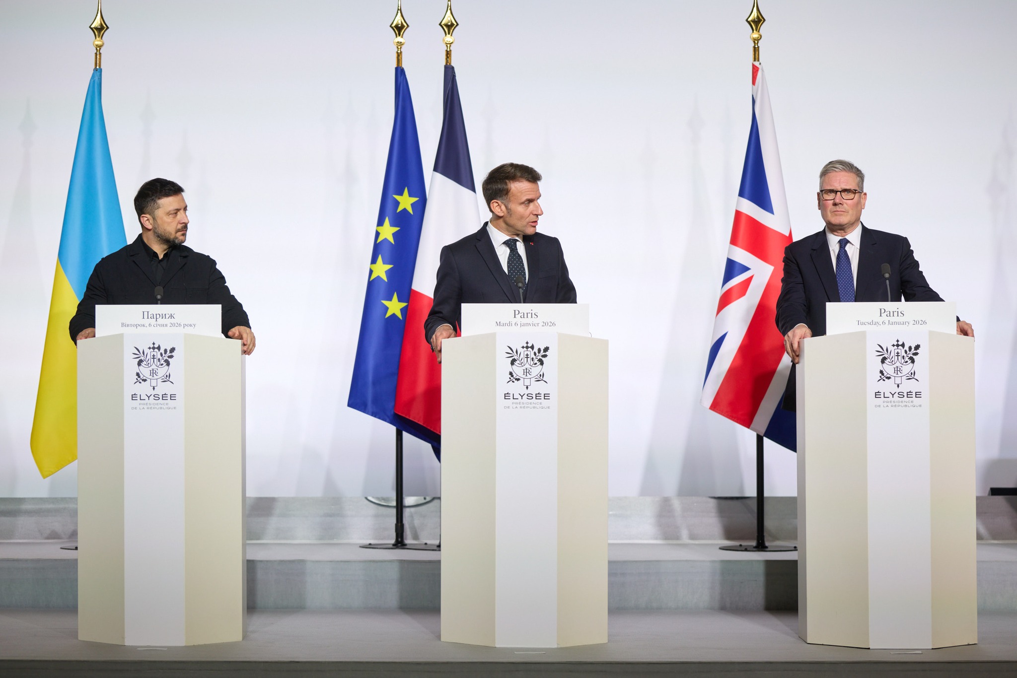 Президент Володимир Зеленський, президент Франції Еммануель Макрон і пем'єр Британії Кір Стармер 6 січня 2026 року у Парижі Фото: Володимир Зеленський/Facebook